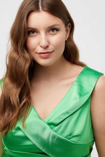 Ulla Popken 817135 A-formet aftenkjole med V-hals Grøn - Aftenkjoler - Festkjoler i plus size