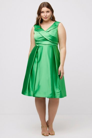Ulla Popken 817135 A-formet aftenkjole med V-hals Grøn - Aftenkjoler - Festkjoler i plus size