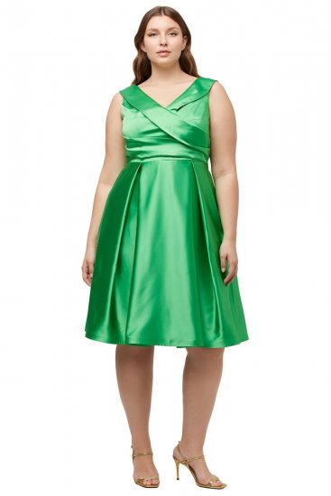 Ulla Popken 817135 A-formet aftenkjole med V-hals Grøn - Aftenkjoler - Festkjoler i plus size