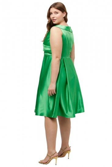 Ulla Popken 817135 A-formet aftenkjole med V-hals Grøn - Aftenkjoler - Festkjoler i plus size
