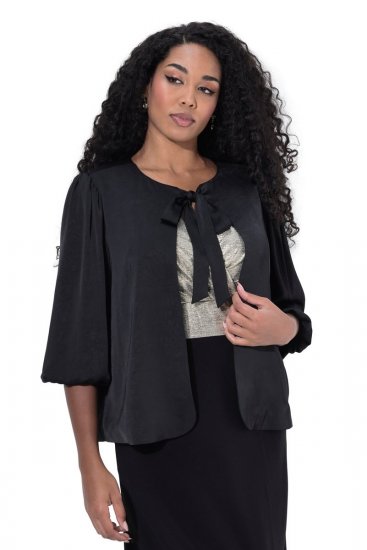 Ulla Popken 842712 Kort blazer med bindebånd og flæseærmer Sort - Blazere - Blazere i plusstørrelser til kvinder