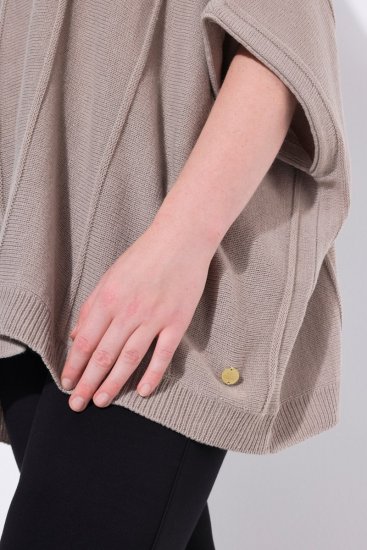 Ulla Popken 844996 Ribstrikket merinoponcho med rullekrave Lysebrun - Ponchoer og capes - 