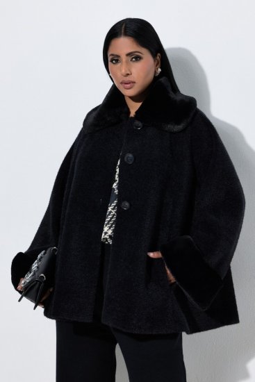 Ulla Popken 852644 Capejakke med kant i kunstpels Sort - Ponchoer og capes - 