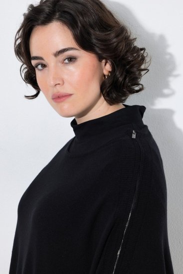 Ulla Popken 855277 Strikponcho med spids kant og bådudskæring Sort - Ponchoer og capes - 