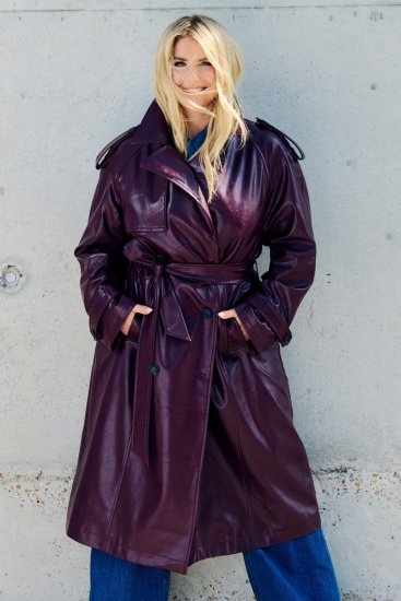 Ulla Popken 855617 Trenchcoat i læderlook med bindebælte Vinrød - Frakker - Frakker i store størrelser