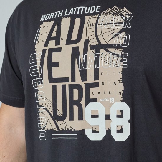 North Latitude Adventure 98 Graphic Tee Sort - T-shirts - T-shirts i store størrelser - 2XL-14XL
