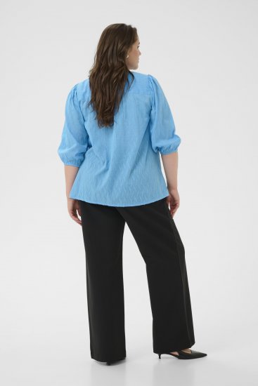 Kaffe Curve Gabby Blouse Azure Blue - Bluser - Bluser i plus size til hverdag
