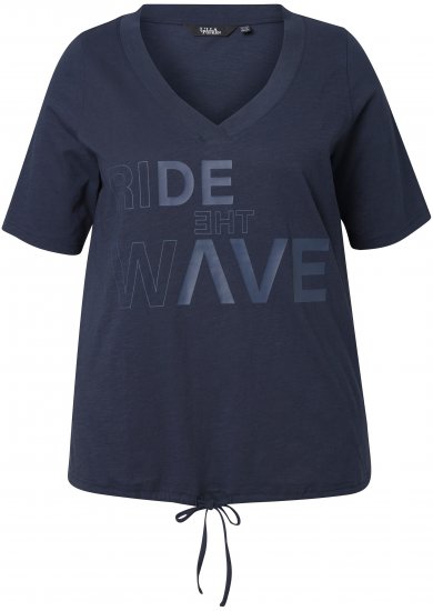 Ulla Popken Ride The Wave Short Sleeve V-Neck Graphic Tee Navy Blue - Trykte T-shirts til kvinder - 