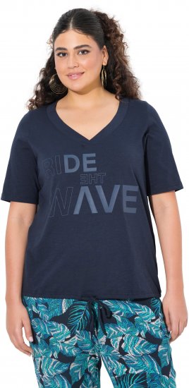Ulla Popken Ride The Wave Short Sleeve V-Neck Graphic Tee Navy Blue - Trykte T-shirts til kvinder - 
